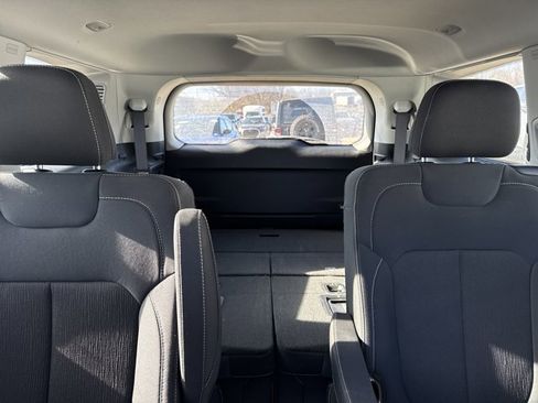 Used 2023 Jeep Grand Cherokee L Laredo image 2