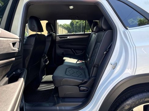 Used 2024 Volkswagen Atlas Cross Sport SE AWD/4WD image 16