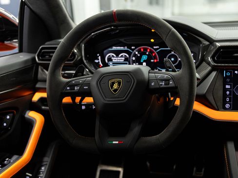 Used 2025 Lamborghini Urus SE image 32