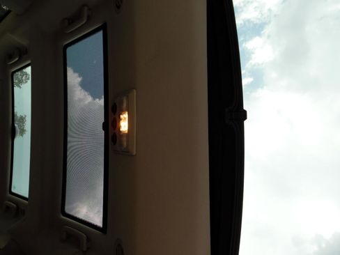 Used 2015 Land Rover LR4 HSE image 17