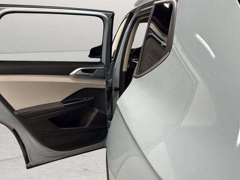 Certified 2025 Volkswagen Taos SE image 30