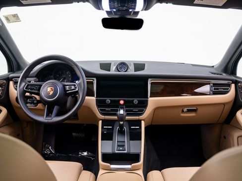 Certified 2026 Porsche Macan AWD/4WD image 11