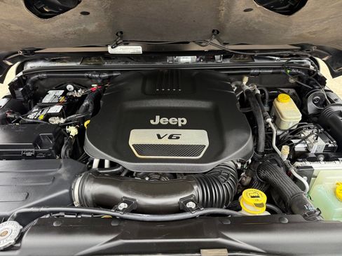 Used 2016 Jeep Wrangler Unlimited Rubicon image 32