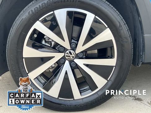 Used 2022 Volkswagen Taos SE w/ Panoramic Sunroof Package image 7