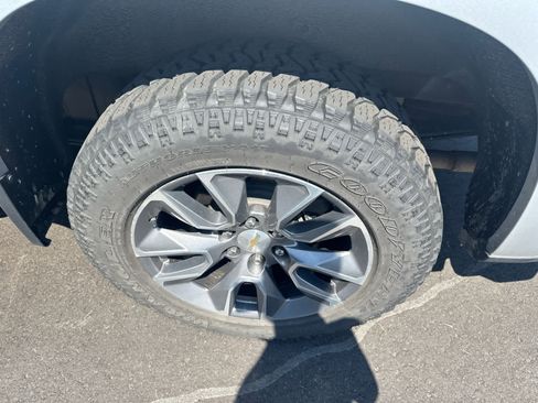Used 2022 Chevrolet Silverado 1500 LT AWD/4WD image 5