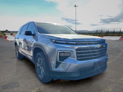 Used 2025 Chevrolet Traverse LT AWD/4WD image 2