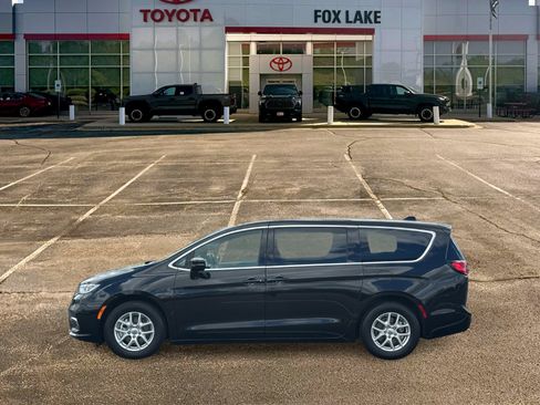 Used 2024 Chrysler Pacifica Touring FWD image 4