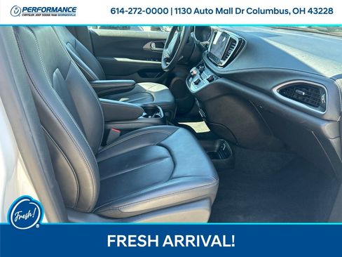 Used 2025 Chrysler Pacifica Select FWD image 12