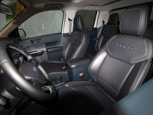 Used 2025 Ford Maverick Lobo image 4