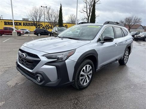 Used 2025 Subaru Outback Premium image 9