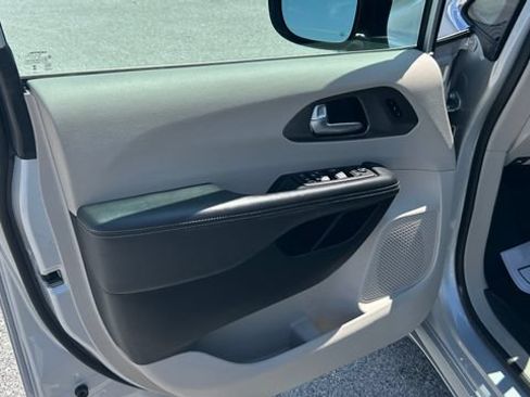 Used 2024 Chrysler Pacifica Touring-L FWD image 17