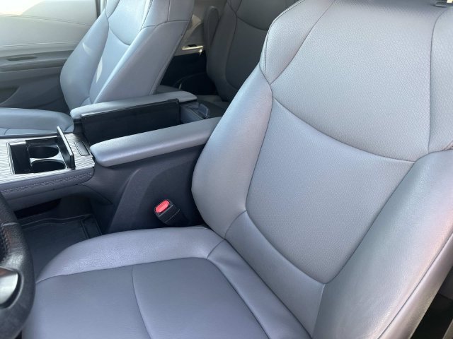 Used 2023 Toyota Sienna XLE FWD image 5