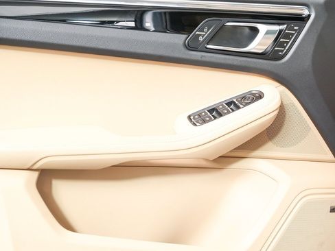 Certified 2025 Porsche Macan image 6