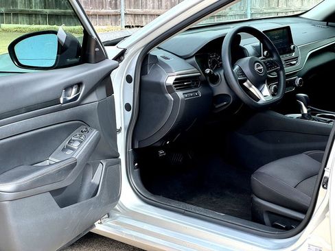 Used 2024 Nissan Altima 2.5 SV image 11