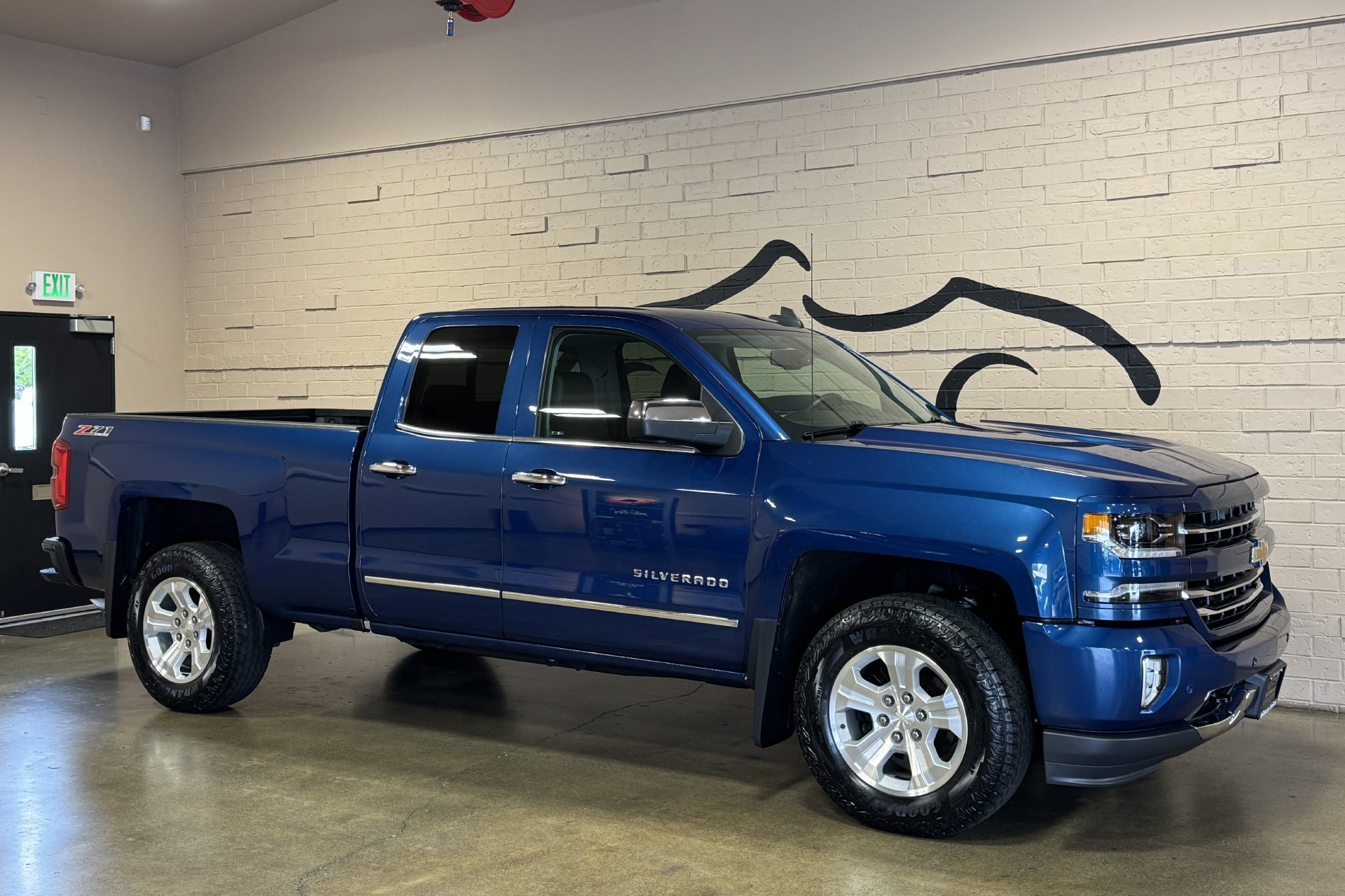 Used 2017 Chevrolet Silverado 1500 LTZ Z71 w/ LTZ Plus Package AWD/4WD image 2