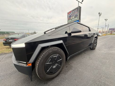 Used 2025 Tesla Cybertruck AWD Crew Cab image 7