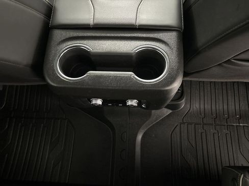 Used 2024 GMC Yukon SLT w/ SLT Luxury Package image 27