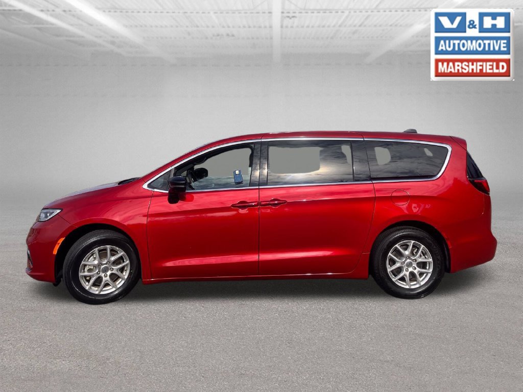Used 2025 Chrysler Pacifica Select FWD image 2