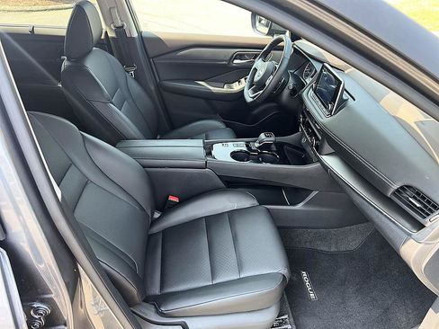 Certified 2023 Nissan Rogue SV w/ SV Premium B Package FWD image 17