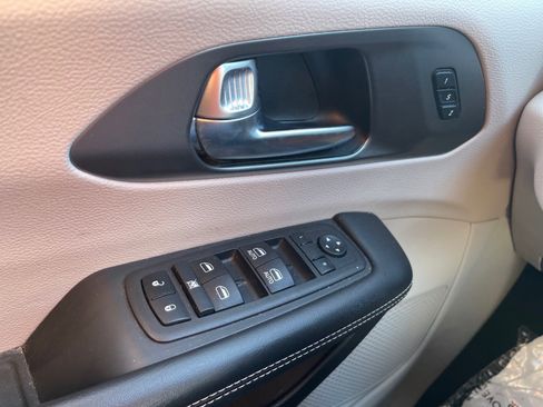 Used 2023 Chrysler Pacifica Touring-L image 16