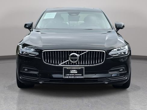 Used 2022 Volvo S90 B6 Momentum w/ Advanced Package image 3