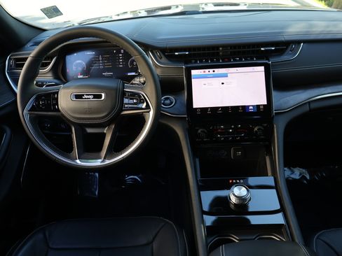 Used 2023 Jeep Grand Cherokee Overland image 18