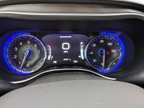 Used 2024 Chrysler Pacifica Touring-L FWD image 3