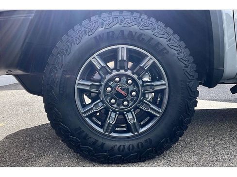 Used 2024 GMC Sierra 1500 AT4X image 9