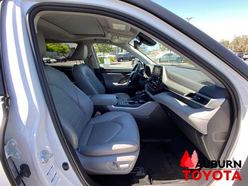 Used 2022 Toyota Highlander XLE AWD/4WD image 15