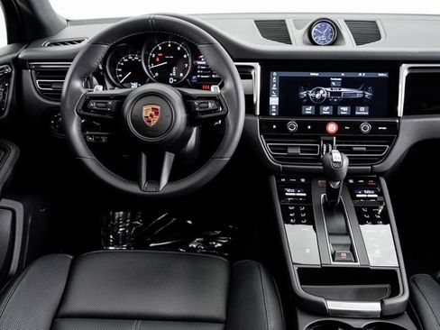 Used 2025 Porsche Macan image 17