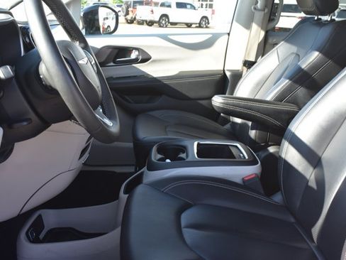 Used 2024 Chrysler Pacifica Limited FWD image 15