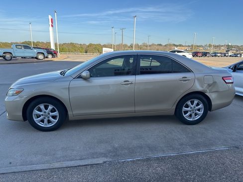 Used 2011 Toyota Camry LE image 4