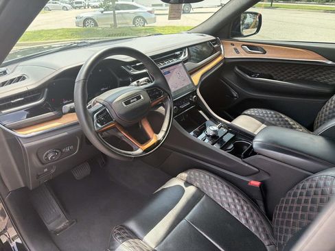 Used 2023 Jeep Grand Cherokee L Summit AWD/4WD image 3