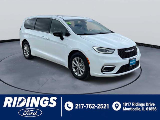 Used 2026 Chrysler Pacifica Limited FWD image 1