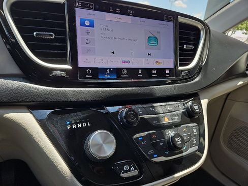 Used 2021 Chrysler Pacifica Touring-L image 10