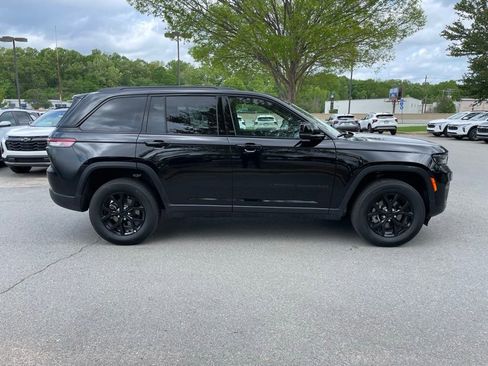 Used 2025 Jeep Grand Cherokee Altitude RWD image 9