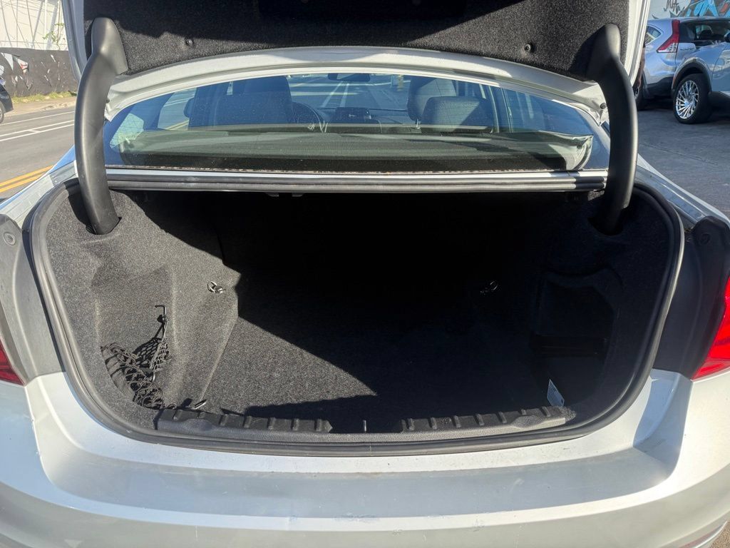 Used 2018 BMW 320i Sedan RWD image 16