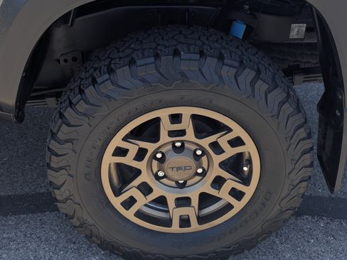 Used 2020 Toyota Tacoma TRD Off-Road w/ TRD Premium Off Road Package AWD/4WD image 7