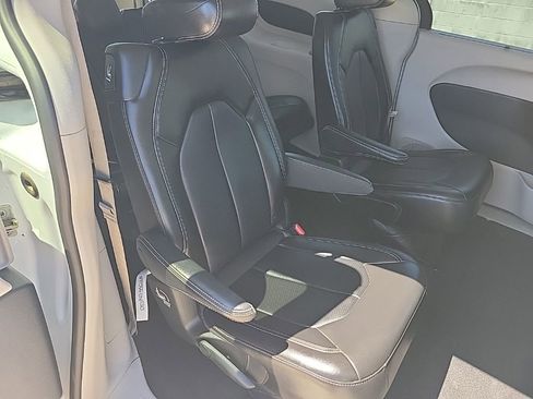 Used 2024 Chrysler Pacifica Touring-L FWD image 40