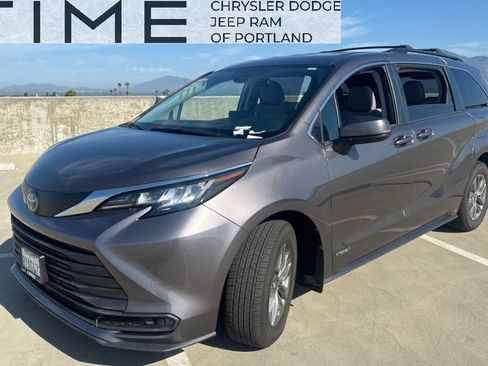 Used 2021 Toyota Sienna LE FWD image 1