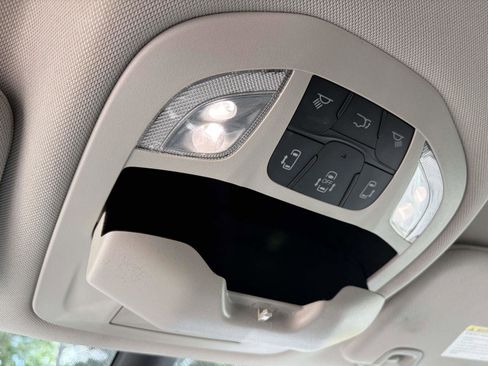 Used 2023 Chrysler Pacifica Touring-L FWD image 14