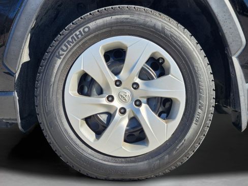 Used 2021 Toyota RAV4 LE w/ Carpet Mat Package (TMS) FWD image 11
