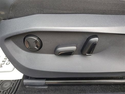 Used 2023 Volkswagen Tiguan SE image 5