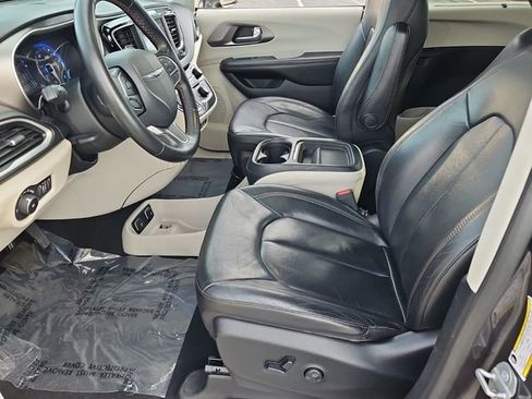 Used 2020 Chrysler Pacifica Touring-L image 11