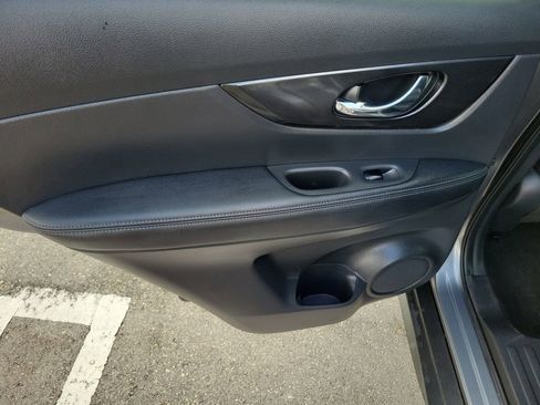 Used 2018 Nissan Rogue SV w/ Premium Package FWD image 9