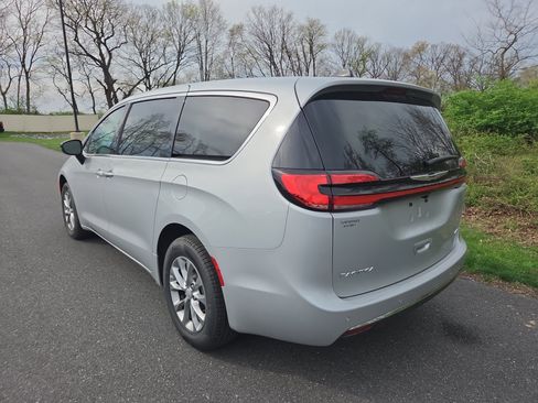 New 2026 Chrysler Pacifica Select AWD/4WD image 14