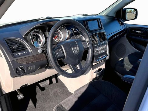 Used 2018 Dodge Grand Caravan SE w/ UConnect Hands-Free Group image 12