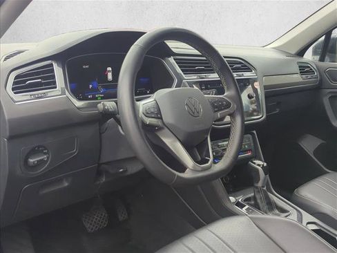 Used 2024 Volkswagen Tiguan SE image 9