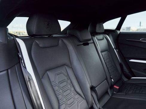 Used 2025 Lamborghini Urus SE image 44