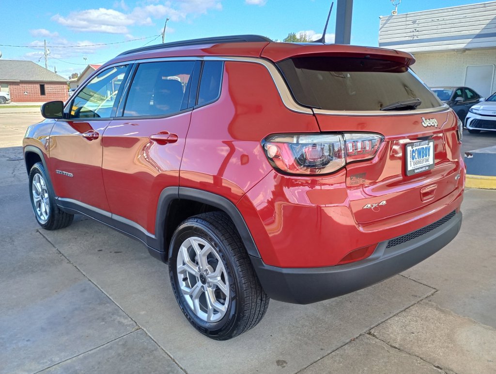 Used 2025 Jeep Compass Latitude w/ Sun & Sound Group AWD/4WD image 3